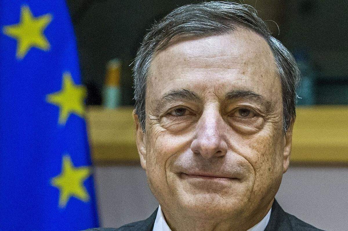 "Der EZB-Rat ist sich einig, dass die EZB gegebenenfalls auch weitere unkonventionelle Maßnahmen im Rahmen ihres Mandats einsetzen wird, um die Risiken einer zu langen Periode niedriger Inflationsraten in den Griff zu bekommen."
