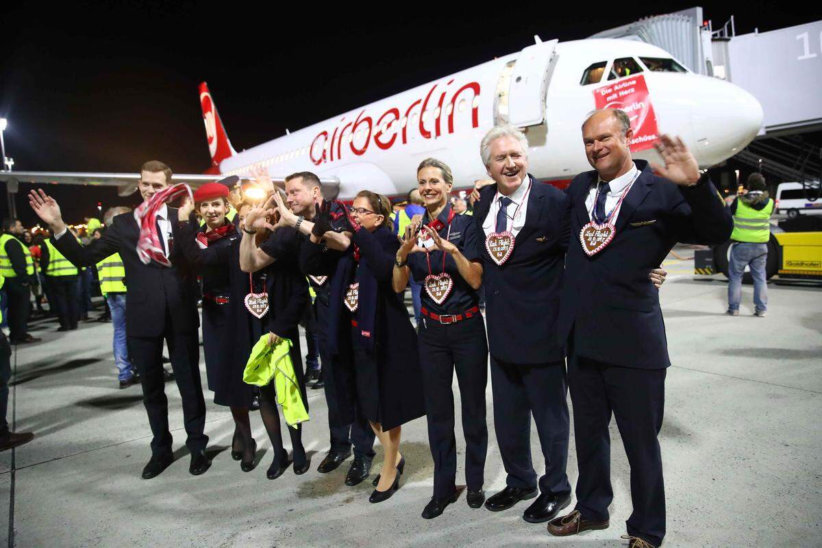 Und die Crew des letzten Flugs, die aus altgedienten und erfahrenen Mitarbeitern zusammengesetzt war, stellte sich für die versammelten Mitarbeiter noch einmal vor das Flugzeug.