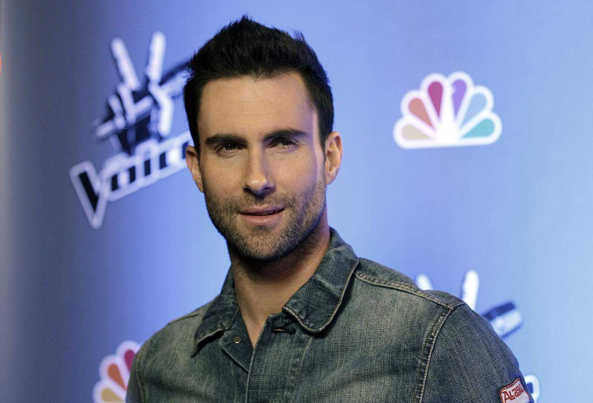 Vor allem könne er es kaum erwarten, es seinem Kollegen Adam Levine bei der Casting-Show "The Voice" zu stecken, witzelte Shelton. Der Frontmann der US-Band Maroon 5 war 2013 zum "Sexiest Man Alive" gewählt worden. Levine wurde damals als "cool, selbstsicher, verführerisch" beschrieben.   