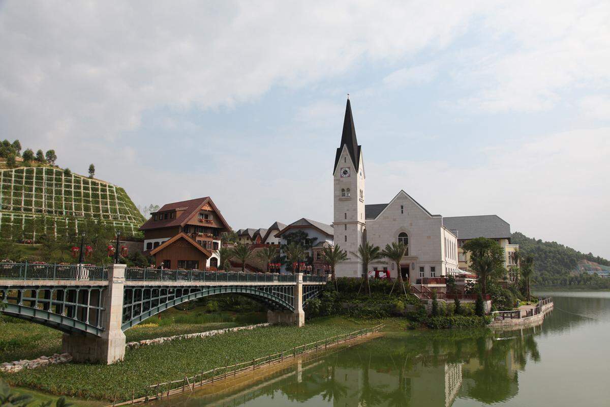 Oder liegt Hallstatt doch in der südchinesischen Provinz Guangdong? Auch. Denn Ende Mai eröffnete die Kopie des Ortes samt Kirche und einem nicht maßstabsgetreuen See.