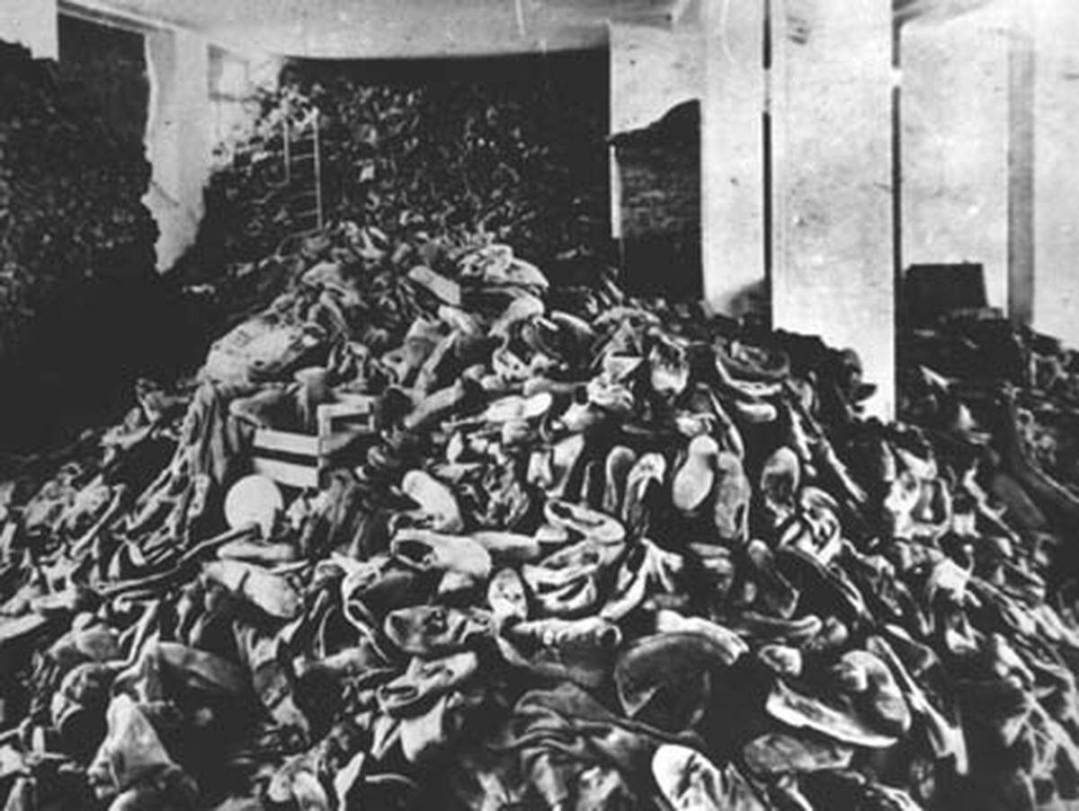 Die Soldaten fanden in Auschwitz über eine Million Kleidungsstücke, 80.000 Schuhe und sieben Tonnen Menschenhaar.
