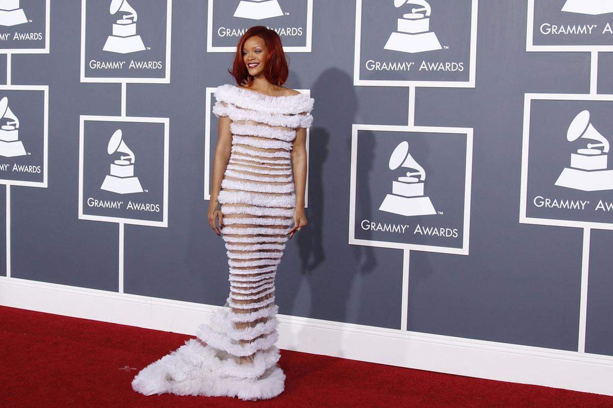 Ein paar Jahre später sorgte Rihanna in einem weißen Gaultier-Schlauch für Aufsehen.