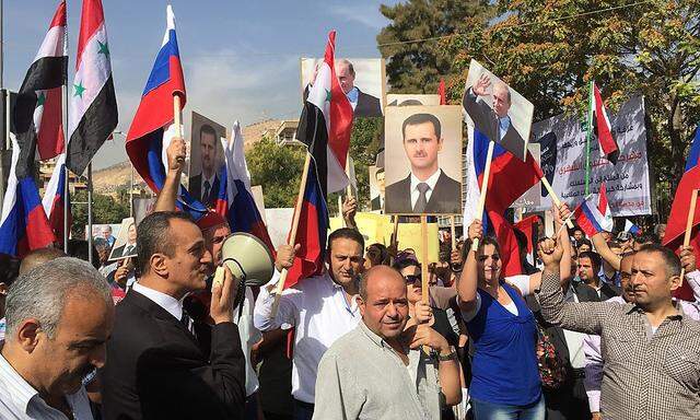 Anhänger des syrischen Präsidenten Bashar al-Assad versammelten sich vor der angegriffenen russischen Botschaft in Damaskus.