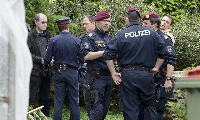 Beamte im Juni 2013 am Einsatzort