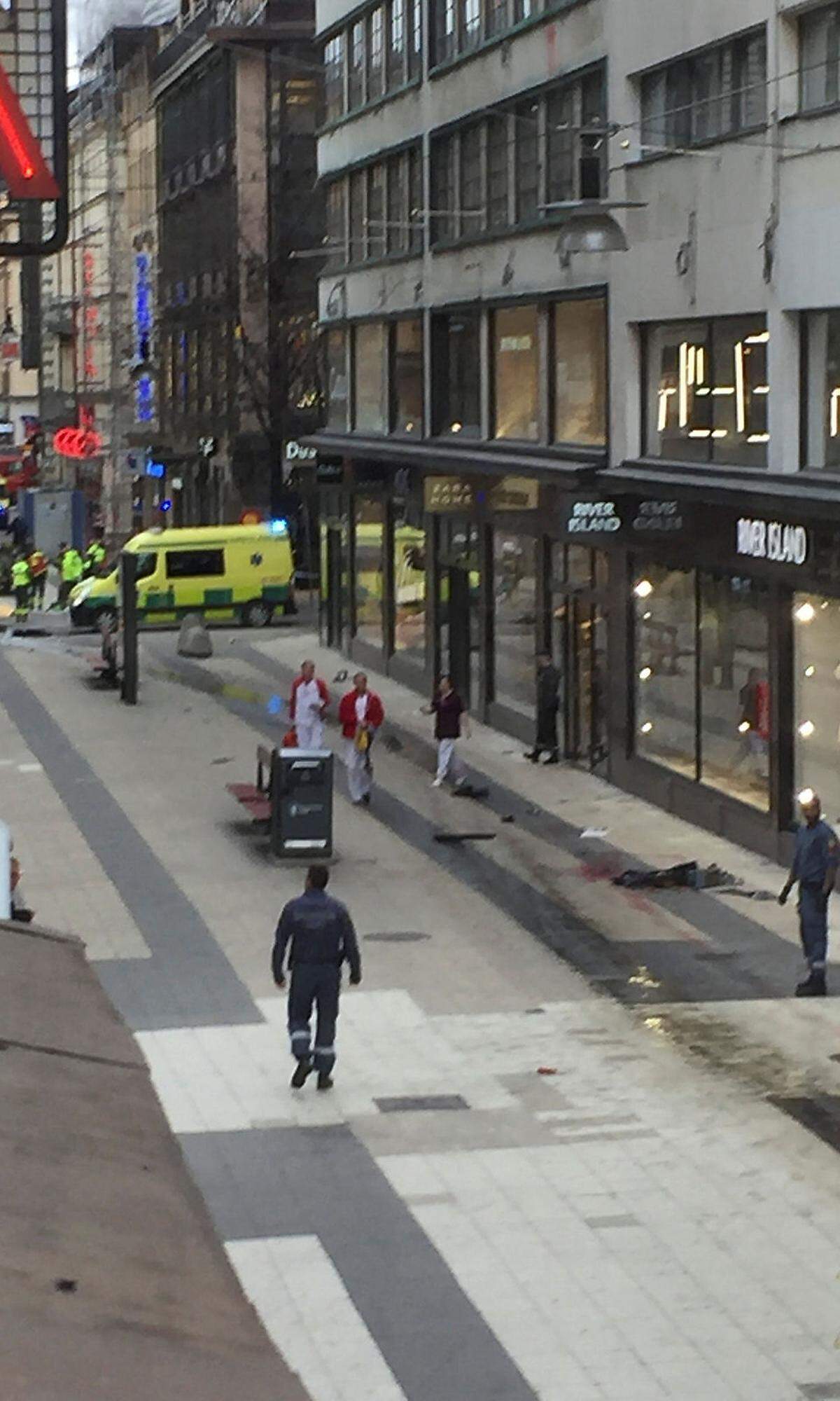 Bilder zeigten die Spuren der Fahrt des Täters durch die Einkaufsstraße.