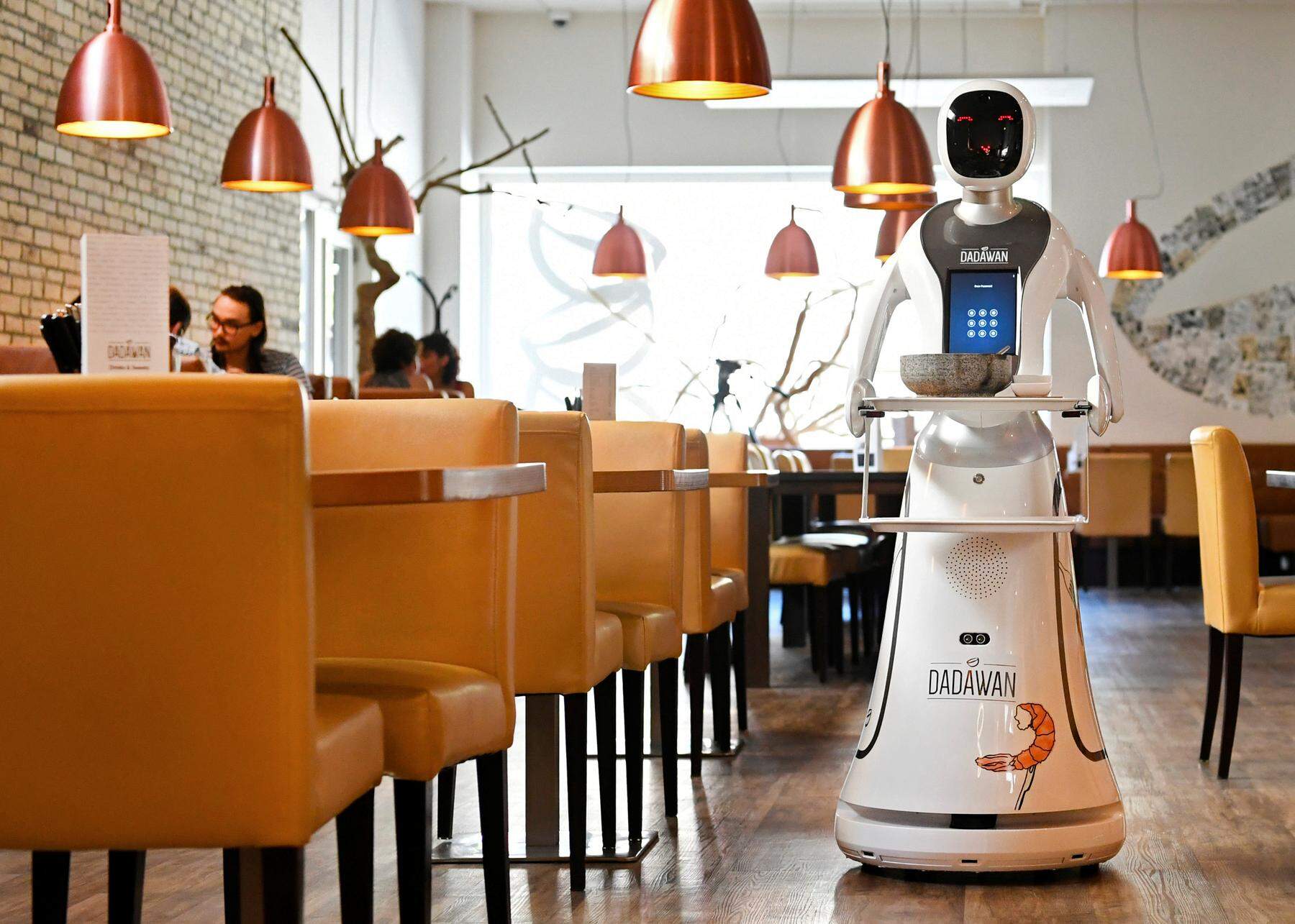 Italienischer Gastronom findet keine Kellner und setzt Roboter ein