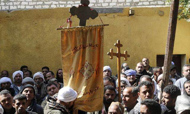 Nach einem IS-Massaker an koptischen Christen in Libyen fliehen tausende Ägypter.