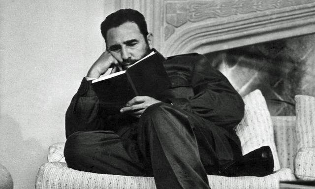 Der junge Fidel Castro verschlang Victor Hugo, vor allem „Les Misérables“, auch Hemingways Roman über den Spanischen Bürgerkrieg prägte ihn. Das Bild zeigt ihn als Regierungschef, 1965. 