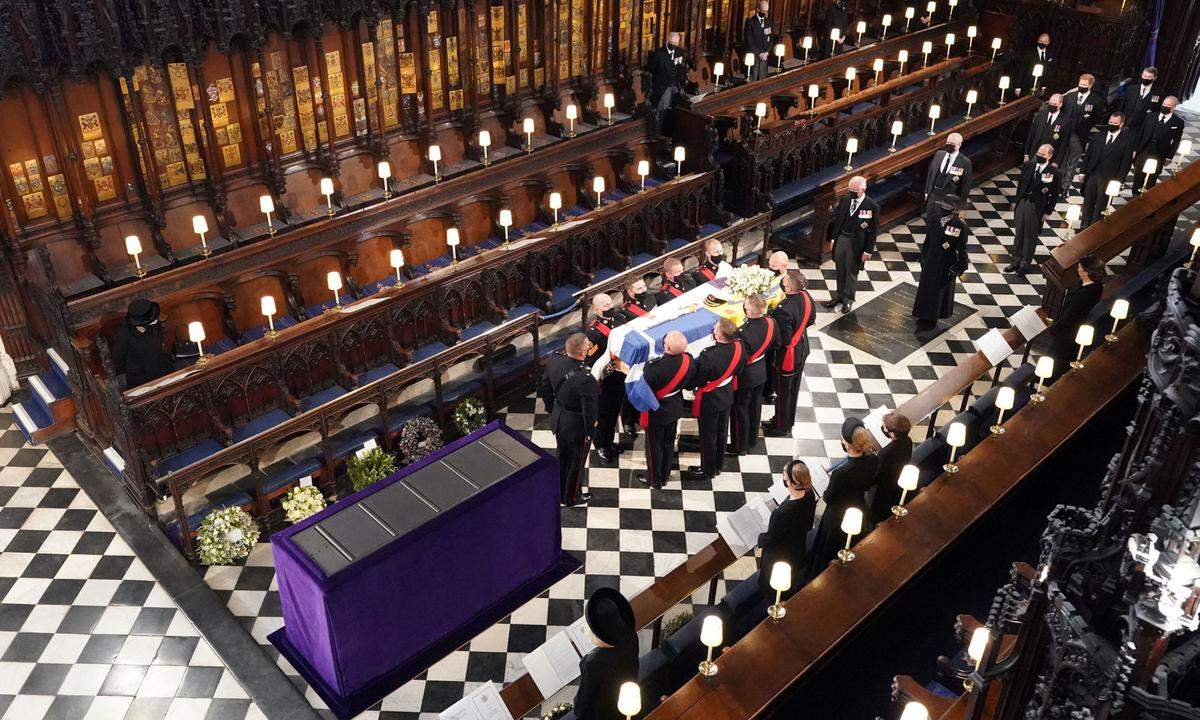 17. April. Bilder der Begräbnisfeiern von Prince Philip gingen schließlich ebenso um die Welt. Vor allem jenes seiner Gattin, Queen Elizabeth II., als sie alleine in Trauerkleidung in der Bank der St. George's Chapel auf Schloss Windsor saß.