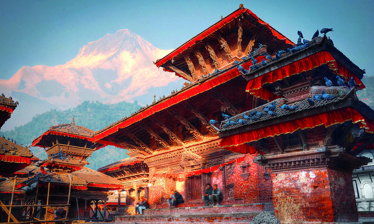 Die prächtigen Pagoden und Tempel am Durbar Square in Patan posieren vor der imposanten Kulisse des Himalaya.