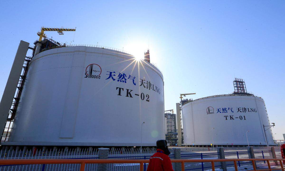 China Petroleum &amp; Chemical Corporation legt 2017 nicht nur an der Börse zu. Auch den Umsatz kann das chinesische Staatsunternehmen um 22 Prozent steigern. Damit kann mit 309,5 Milliarden Euro Jahresumsatz der zweite Rang gut abgesichert werden.