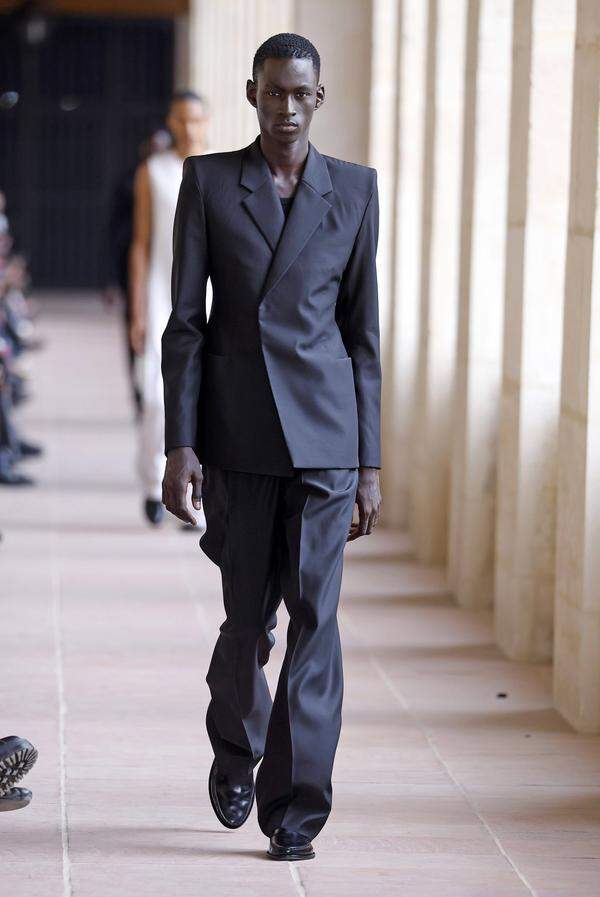 Die Taille des Mannes wird bei Givenchy betont. 
