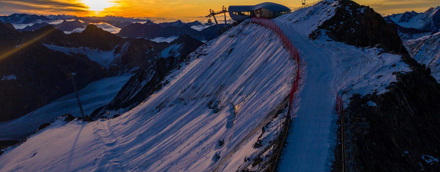 Sonnenaufgang über dem Skigebiet Pitztaler Gletscher (im Bild die Bergstation der Wildspitzbahn).