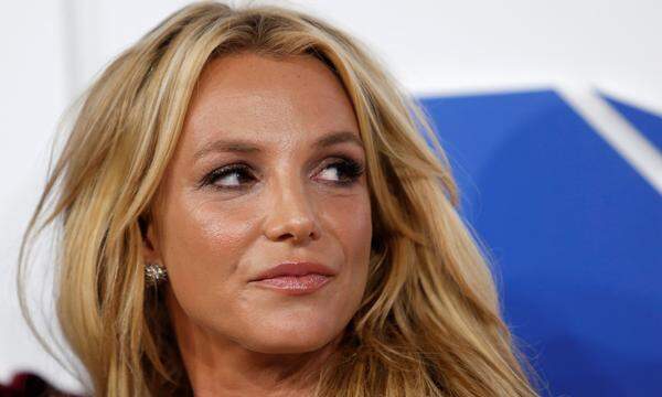 Auf seltsame Art wurde auch Britney Spears gestalkt: Ein Unbekannter hatte ihr über mehrere Wochen hinweg Pakete und Briefe mit detaillierten Anleitungen zum Bombenbau geschickt. Die Sängerin hatte die "Geschenke" umgehend an das FBI weitergeleitet.