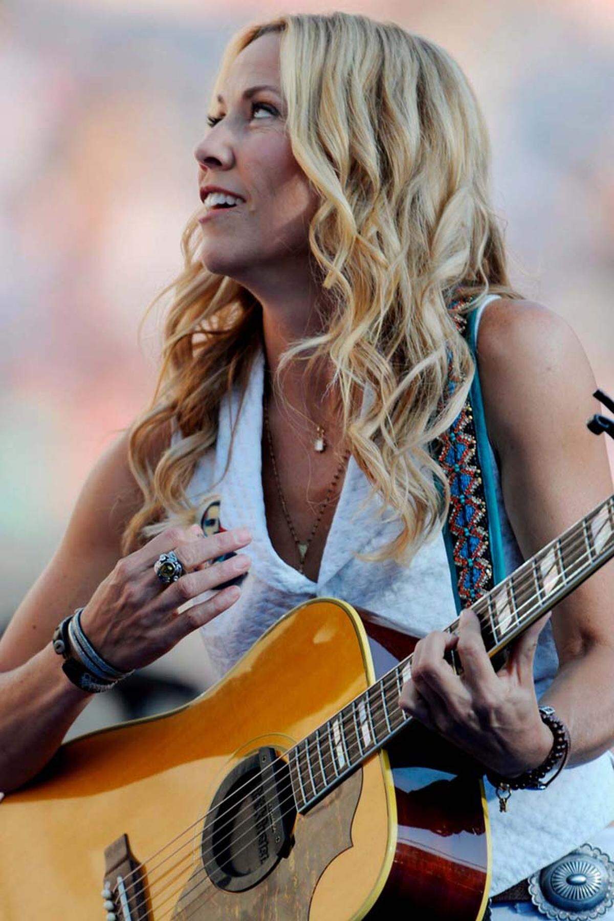 Unter einer Chemotherapie versteht man die Behandlung mittels chemischer Stoffe, also Arzneimitteln.  Die Grammy-Gewinnerin Sheryl Crow  ist mit 44 Jahren (2006) an Brustkrebs erkrankt.