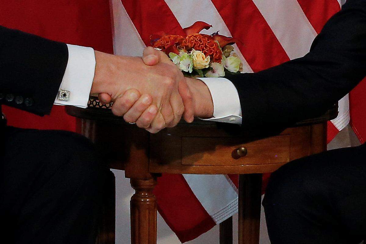 Trump ist mittlerweile berühmt für seine Handshakes, bei denen er in der Regel gern fest zupackt - oder, wie im Falle der deutschen Bundeskanzlerin Angela Merkel, einfach darauf verzichtet. Bei Macron kam es zum Händeschütteln - und offenbar fand der US-Präsident seinen Meister in seinem französischen Amtskollegen.