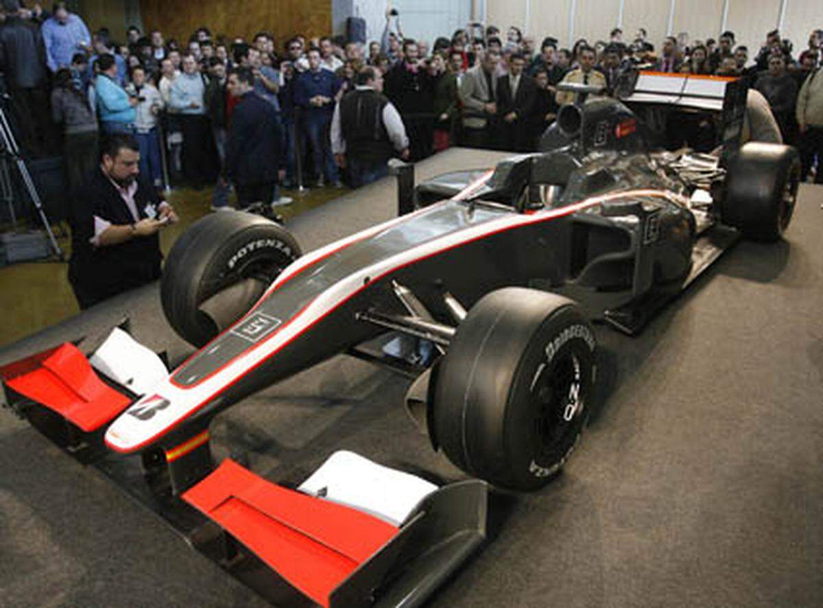 Der HRT wird von einem Cosworth-Motor angetrieben, das Design stammt von der italienischen Firma Dallara. Wie bei allen drei neuen Teams (USF1 sprang vor Saisonstart ab) dürfte es im Debüt-Jahr hauptsächlich um das Sammeln von Erfahrung gehen.