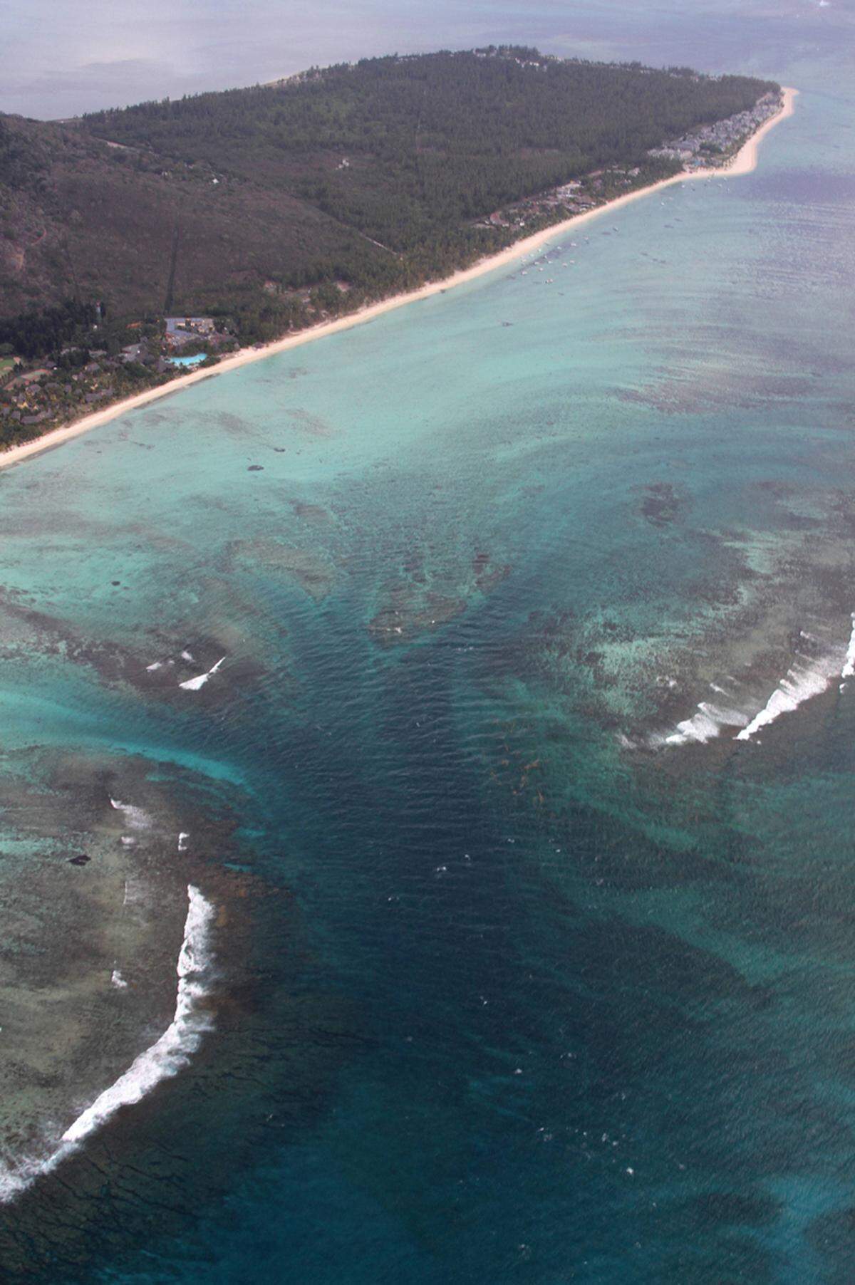 Dieses Naturphänomen betrachtet man am besten aus der Luft. An der südwestlichen Spitze der Insel vor dem Berg Le Morne Brabant scheint es einen Wasserfall unter Wasser zu geben. Der Schein trügt allerdings. Tatsächlich handelt es sich um eine starke Meeresströmung, die den Sand in tieferliegende Regionen des Indischen Ozeans spült.