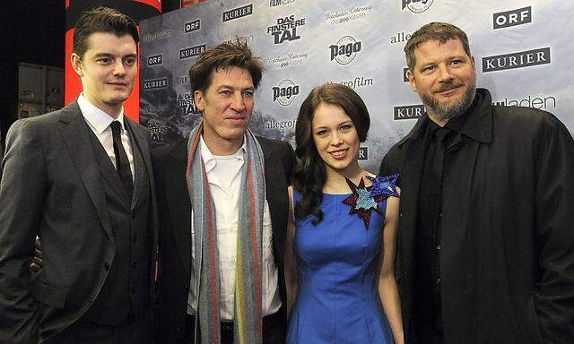 Regisseur Andreas Prohaska (re.) mit seinen Hauptdarstellern (v. li.) Sam Riley, Tobias Moretti und Paula Beer