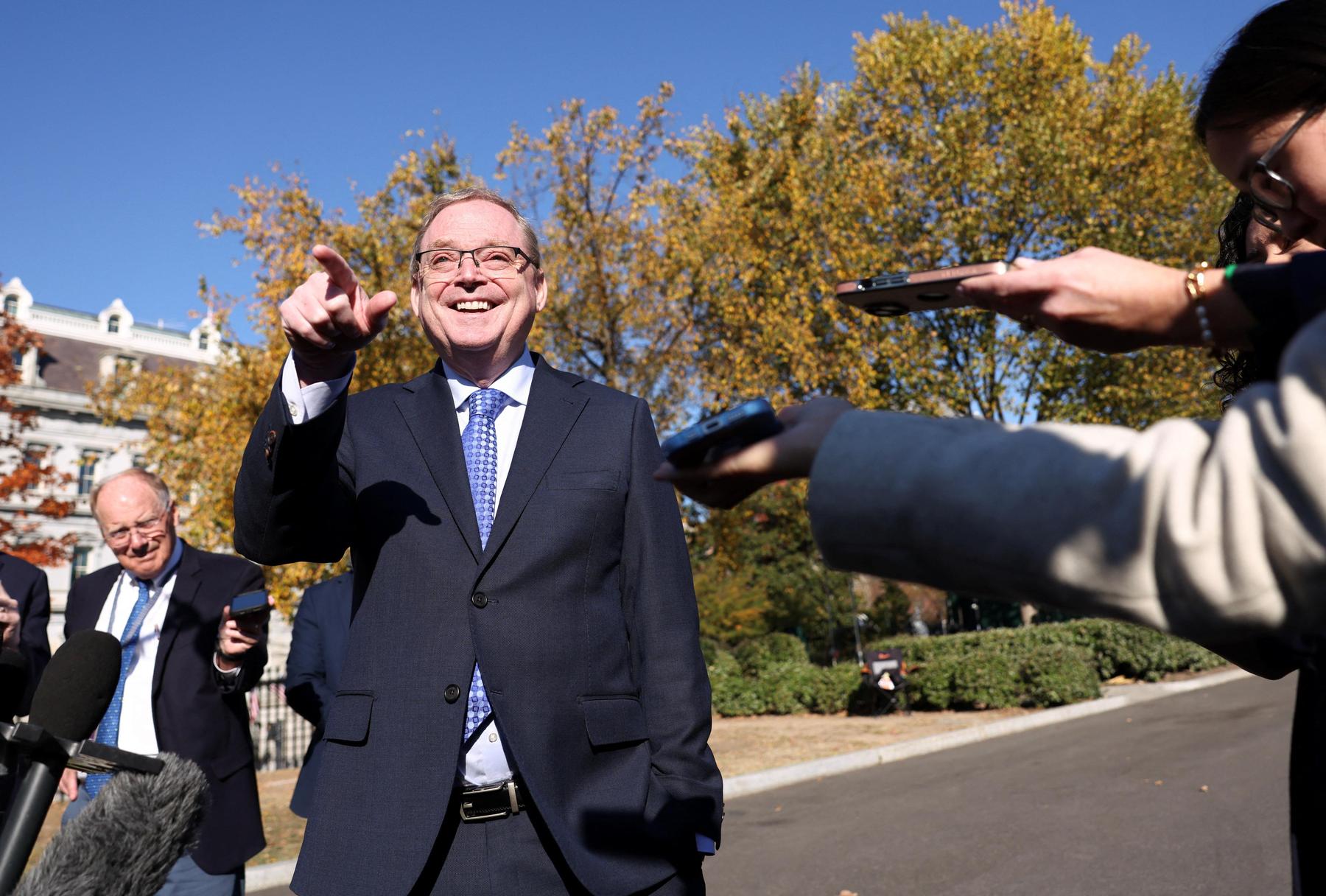 Trump names successor to Powell