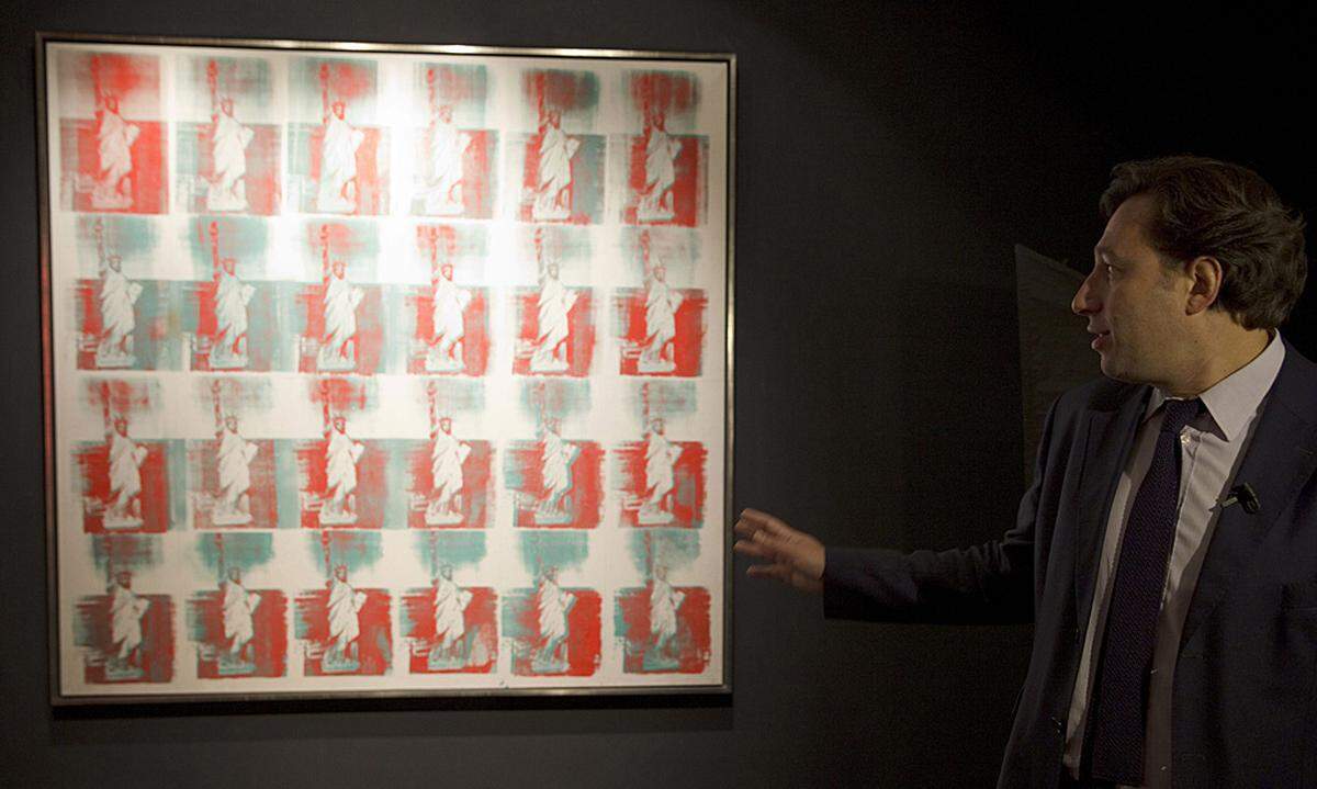 43,8 Millionen Dollar (34,3 Millionen Euro), am 14. November bei Christie's, New York Der Pop-Art-Künstler malte die "Statue of Liberty" 1962 im Doppelbild: Mit der passenden Brille sollen die 24 Freiheitsstatuen dreidimensional erscheinen. "Statue of Liberty", etwa zwei Meter hoch und breit, ist das erste von drei Bildern, die Warhol als dreidimensionale Sinnestäuschung malte und das einzige, das noch in Privathand ist.