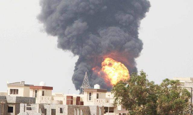 140728 TRIPOLI July 28 2014 Xinhua Heavy smoke rises from Brega oil depot in Tripoli Li