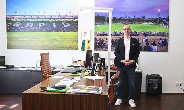 Geschäftsmann Roland Schmid ist auch in seinem Büro in der Wiener Innenstadt quasi immer im Fußballstadion.  