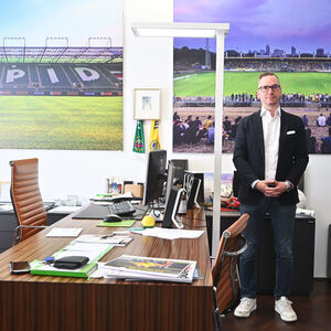 Geschäftsmann Roland Schmid ist auch in seinem Büro in der Wiener Innenstadt quasi immer im Fußballstadion.  