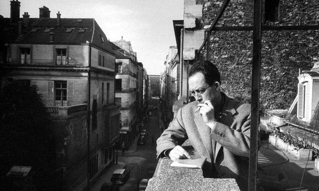 „Die Pest“ schöpft auch aus der Résistance-Erfahrung: Camus 1955 in Paris, zwei Jahre vor dem Nobelpreis, fünf Jahre vor seinem Tod bei einem Autounfall.
