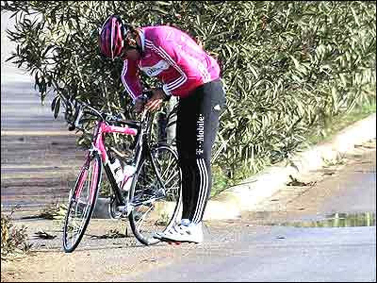 Das Seuchenjahr für Radstar Jan Ullrich (D) endet mit einer Dopingsperre, nachdem er erst verletzt die Tour de France verpasst, dann alkoholisiert einen Verkehrsunfall verursacht hatte.