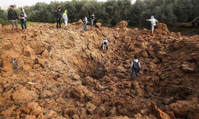 Einer der Krater der israelischen Luftangriffe im Gaza-Streifen.