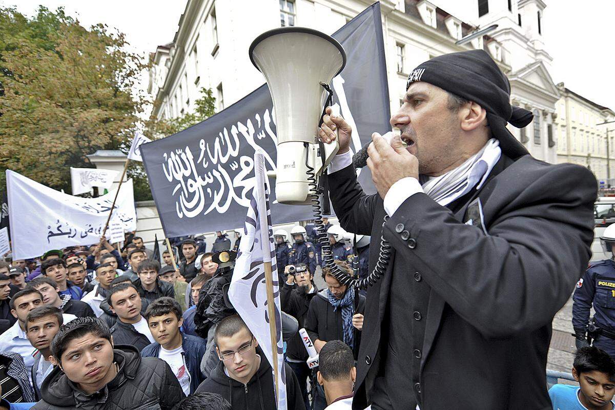 22. September.  Zur Kundgebung gegen das umstrittene Mohammed-Video vor der US-Botschaft in Alsergrund sind laut Polizeiangaben rund 700 Teilnehmer gekommen. Die Polizei sprach von einem "störungsfreien Ablauf der Kundgebung".