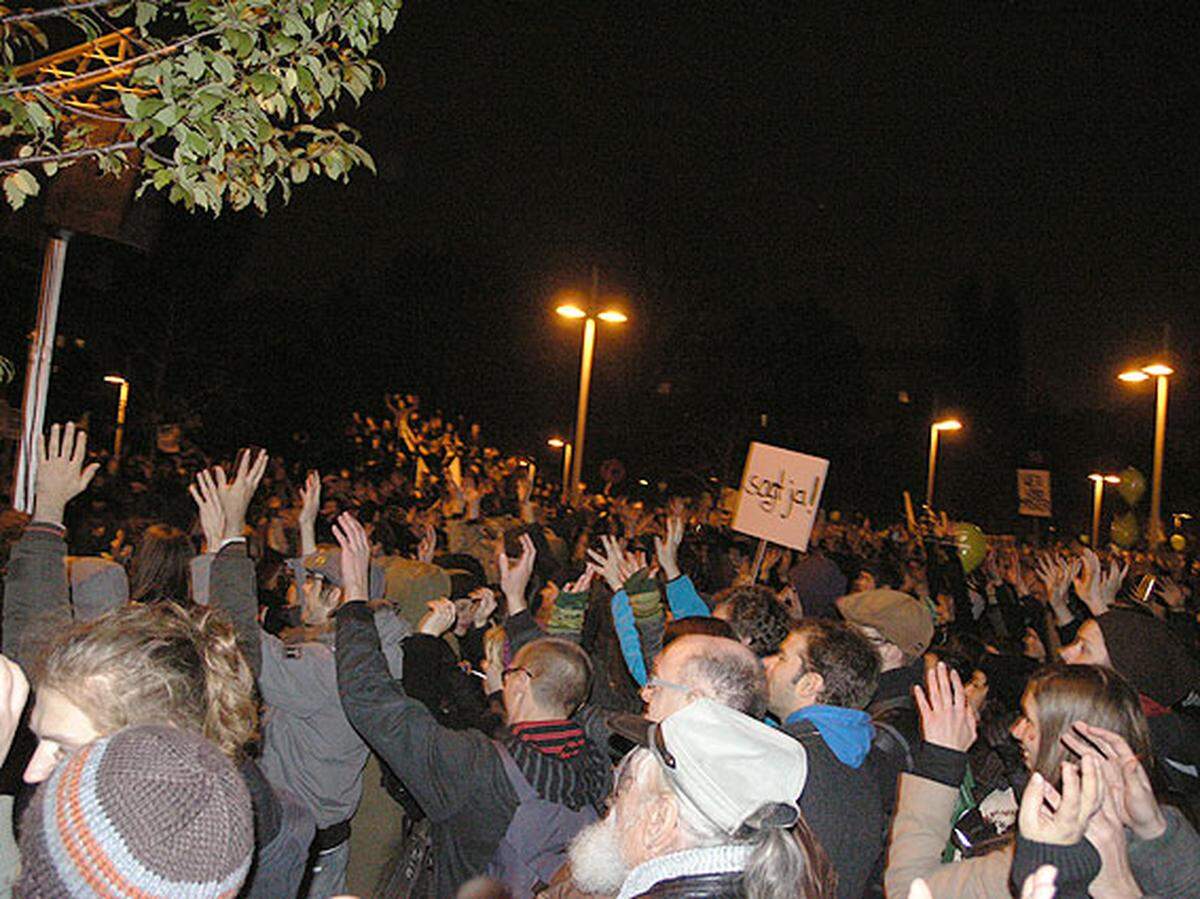 Auf der Bühne vor der Stadthalle traten Redner der verschiedenen Gruppierungen auf, die den Aktionstag unterstützten.