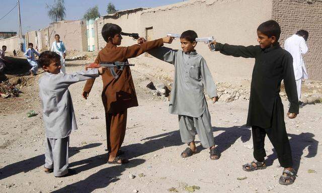 Afghanistan und die nicht enden wollende Gewaltspirale: Kinder spielen in der östlichen Provinz Nangarhar mit Waffen.