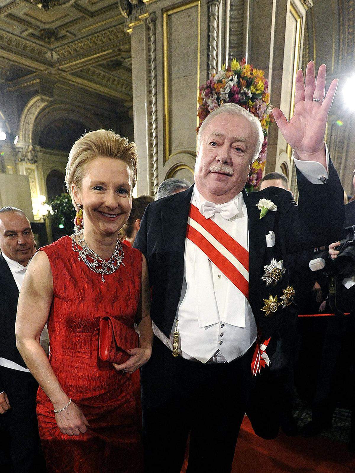 Auch Wiens First Lady Barbara Hörnlein hält sich an den Dresscode des Abends.