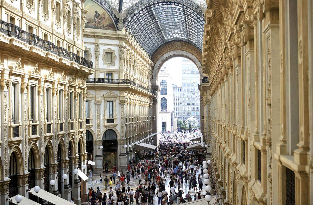 Nicht ganz so neu ist dieser Mailänder Tempel. Die Eröffnung durch den König Viktor Emanuel II. fand am 15. September 1867 statt. Die Galerie liegt direkt neben dem Mailänder Dom an der Piazza del Duomo. www.ingalleria.com  