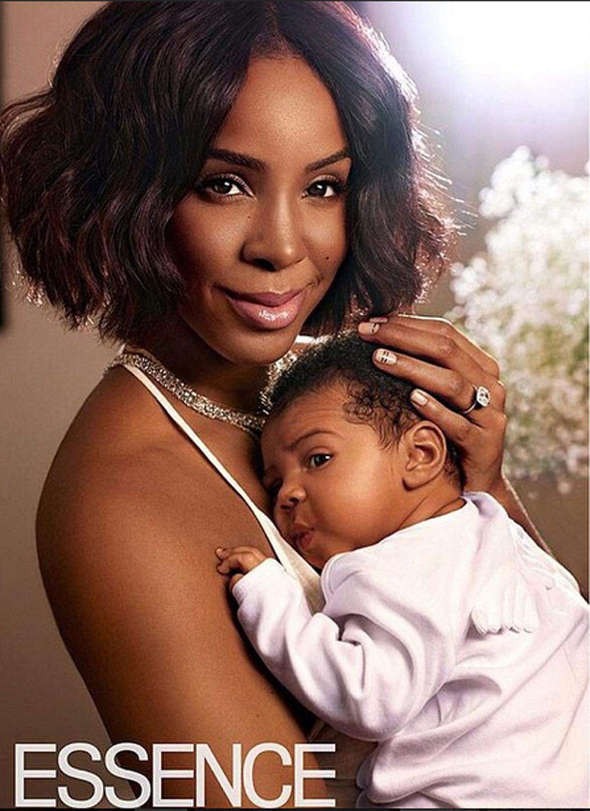 Hier dauerte es ein bisschen länger. Vier Monate wartete Sängerin Kelly Rowland, ehe sie Baby Titan Jewell mit einem Covershooting des Essence Magazins der Öffentlichkeit vorstellte.