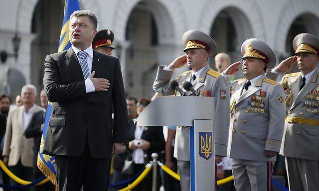 Präsident Poroschenko in Mitten seiner Militärs am Unabhängigkeitstag in Kiew.