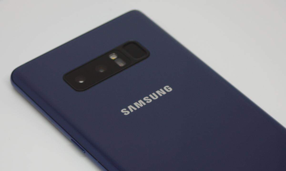 So gut die Qualität der Kamera auch ist, warum Samsung trotz der Kritik beim S8 schon wieder den Fingerabdruck-Sensor neben die Kamera packt, lässt uns ratlos zurück. Zwar argumentiert Samsung die Position damit, dass der Sensor unter der Kamera zwangsweise auch den Akku verkleinert. Jener Akku, der bereits kleiner ist als beim Vorgänger.