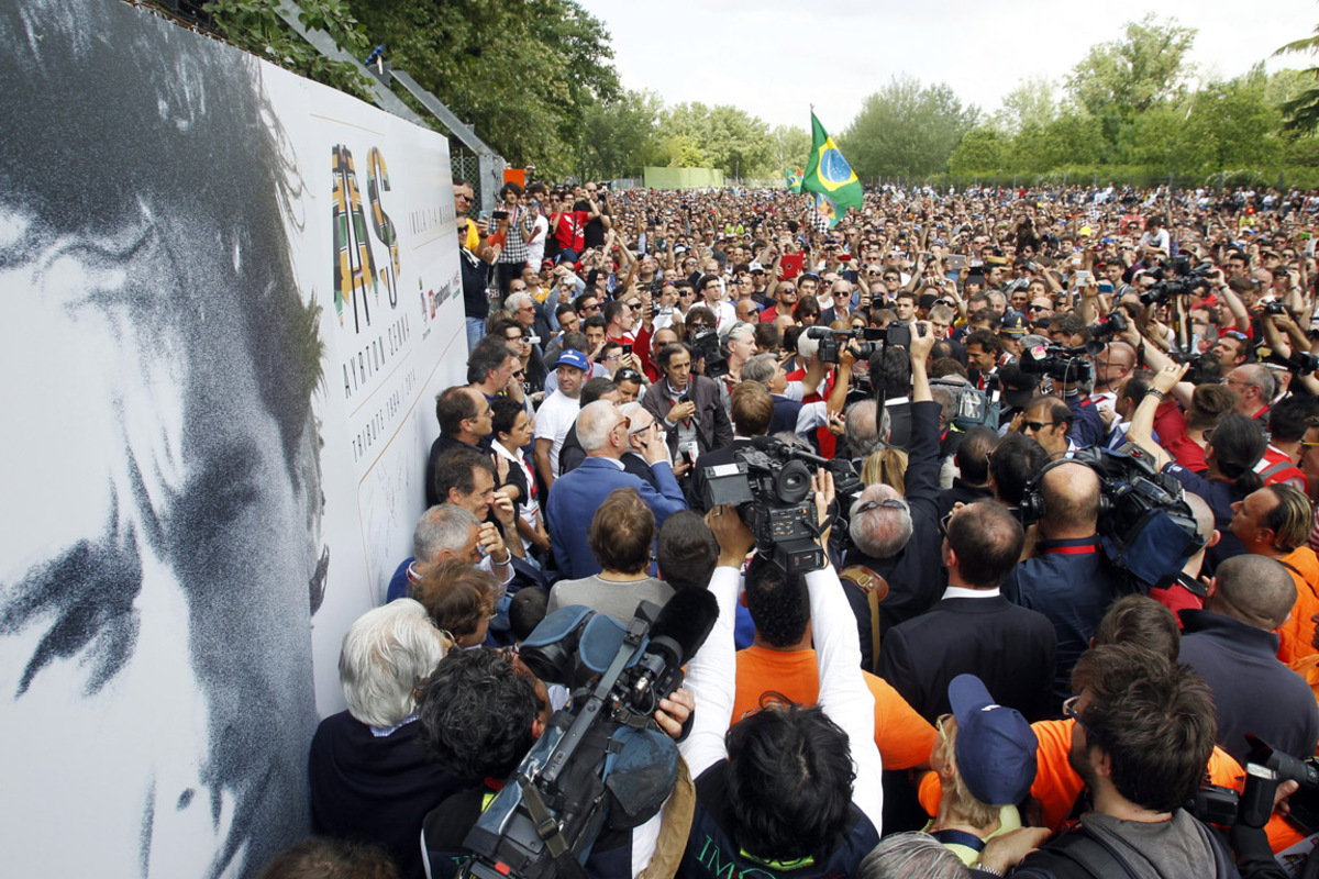 Um exakt 14.17 Uhr, die Uhrzeit als Senna damals in der siebenten Runde mit seinem Williams-Renault auf der welligen Piste in der Tamburello-Kurve in eine Betonmauer geprallt war, erinnerte die Menge schweigend an die Tragödie.