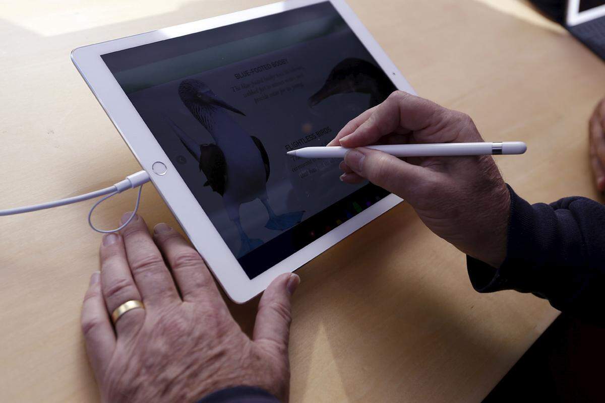 Groß, größer, iPad Pro. Das 12,9 Zoll große iPad ist das erste Apple-Tablet, das einen eigenen kapazitiven Stift hat. Im Lieferumfang ist der Apple Pencil zwar nicht enthalten, aber damit reagierte man auf den Wunsch der Nutzer.