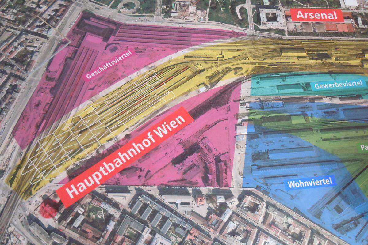 Im ersten Raum schreitet man auf einem riesigen Flugbild von Wien - und hier kann man die Dimensionen des Projektes richtig erfassen.