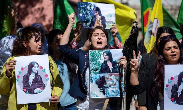 Weltweite Solidarität für die getötete Iranerin Mahsa Amini, eine Kurdin: Hier protestieren Kurdinnen in Nordsyrien. 