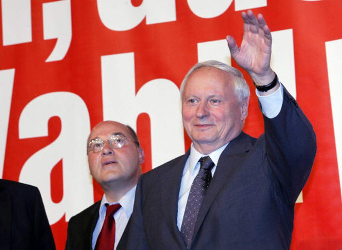 "Wir sind die Partei, die jetzt darauf drängen wird, dass der Sozialstaat wiederhergestellt wird", sagte der Parteichef der "Linken" Oskar Lafontaine. "Die Linke" werde von Wahl-Schlappe der SPD profitieren.