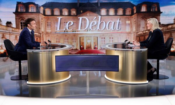 Der französische Präsident Emmanuel Macron und seine Rivalin Marine Le Pen im einzigen TV-Duell vor der Wahl am Sonntag.