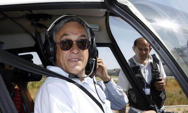 Sebastián Piñera hier bei einem Hubschrauberflug im Jahr 2006.