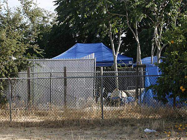 Die Entführte lebte mit den jetzt elf und 15 Jahre alten Mädchen in Zelten und einem Schuppen.