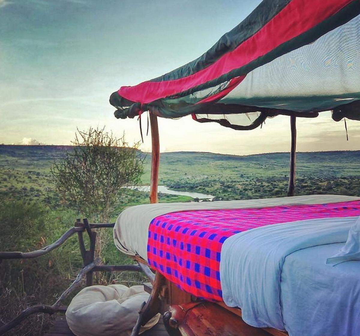 Selbstgebaute Betten auf Holzplattformen bietet die Louisana Star Beds Lodge in Kenia. Jedes Bett verfügt über Rollen, kann also auf der Terrasse stehen oder unter das Dach geschoben werden.