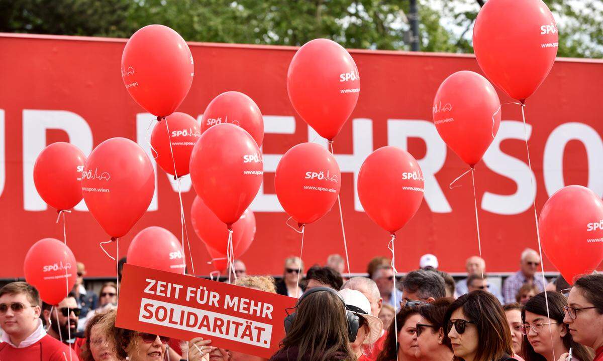 Und die mittels Transparent geäußerte Feststellung, dass die SPÖ am 1. Mai "eine Partei" sei, war wohl als Hinweis auf die jüngsten Querelen in der Wiener SPÖ gedacht.
