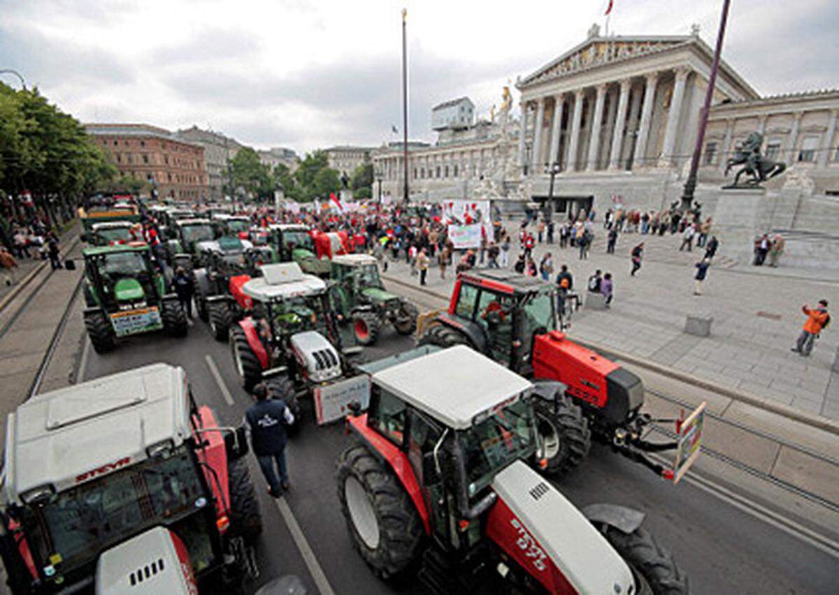 Mehr als 300 Traktoren sind am Mittwoch auf der Wiener Ringstraße aufgefahren, ...